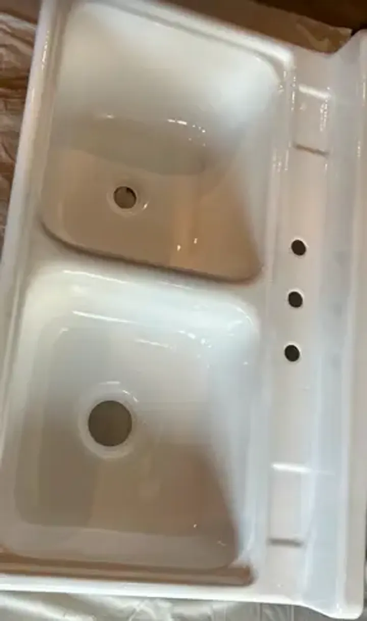 Double sink after refinishing with a clean glossy white finish