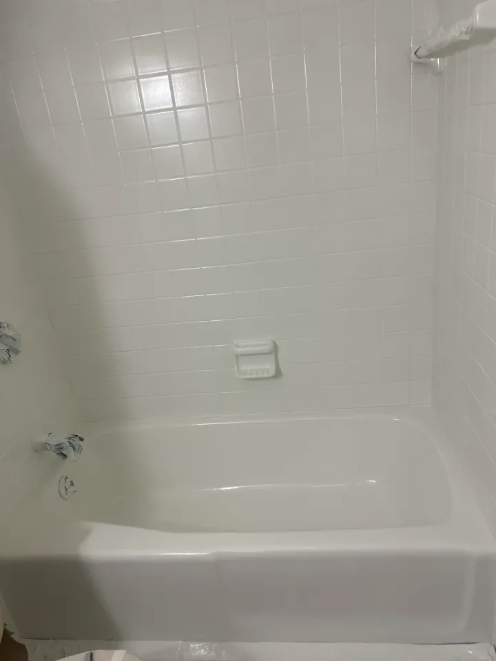Bathtub and tile surround after reglazing with a clean white finish
